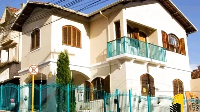 Sobrado de 5 quartos em terreno de 165 m² no Centro