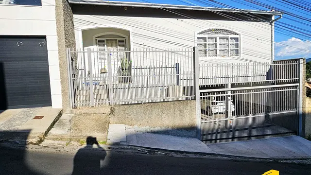 Sobrado de 5 quartos na Varginha