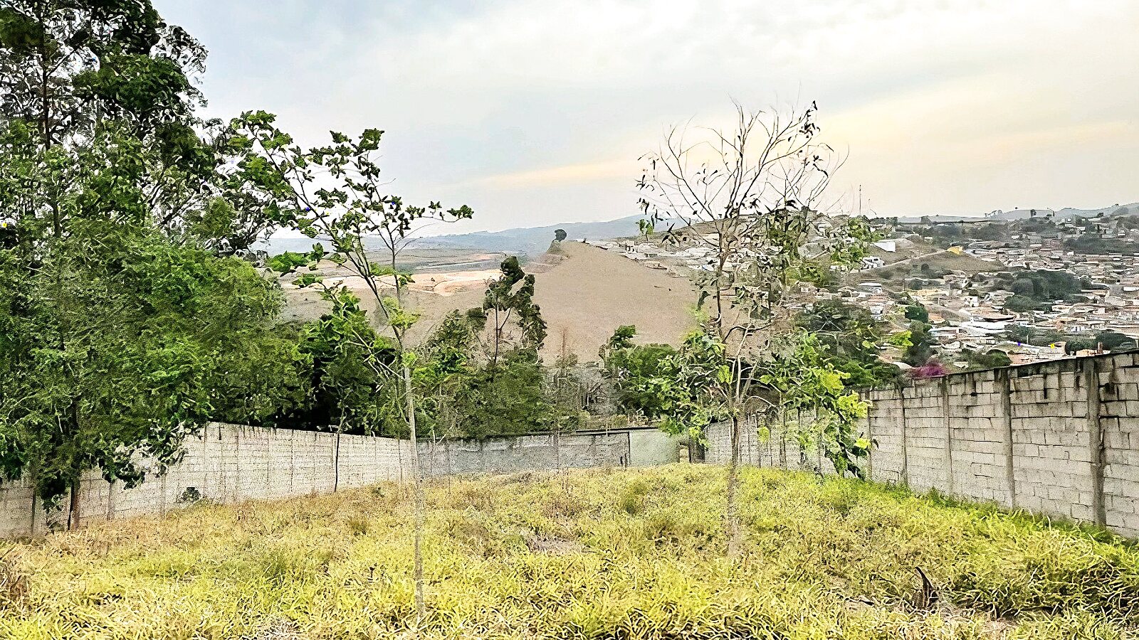 Área murada de 880 m² no bairro Nações