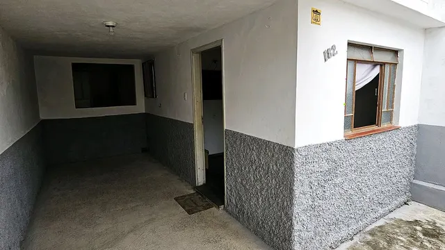 Foto 1 de Casa de 5 quartos com loja comercial na Avenida