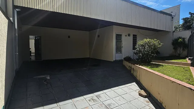 Casa com prédio nos fundos em terreno de 371 m² no Centro