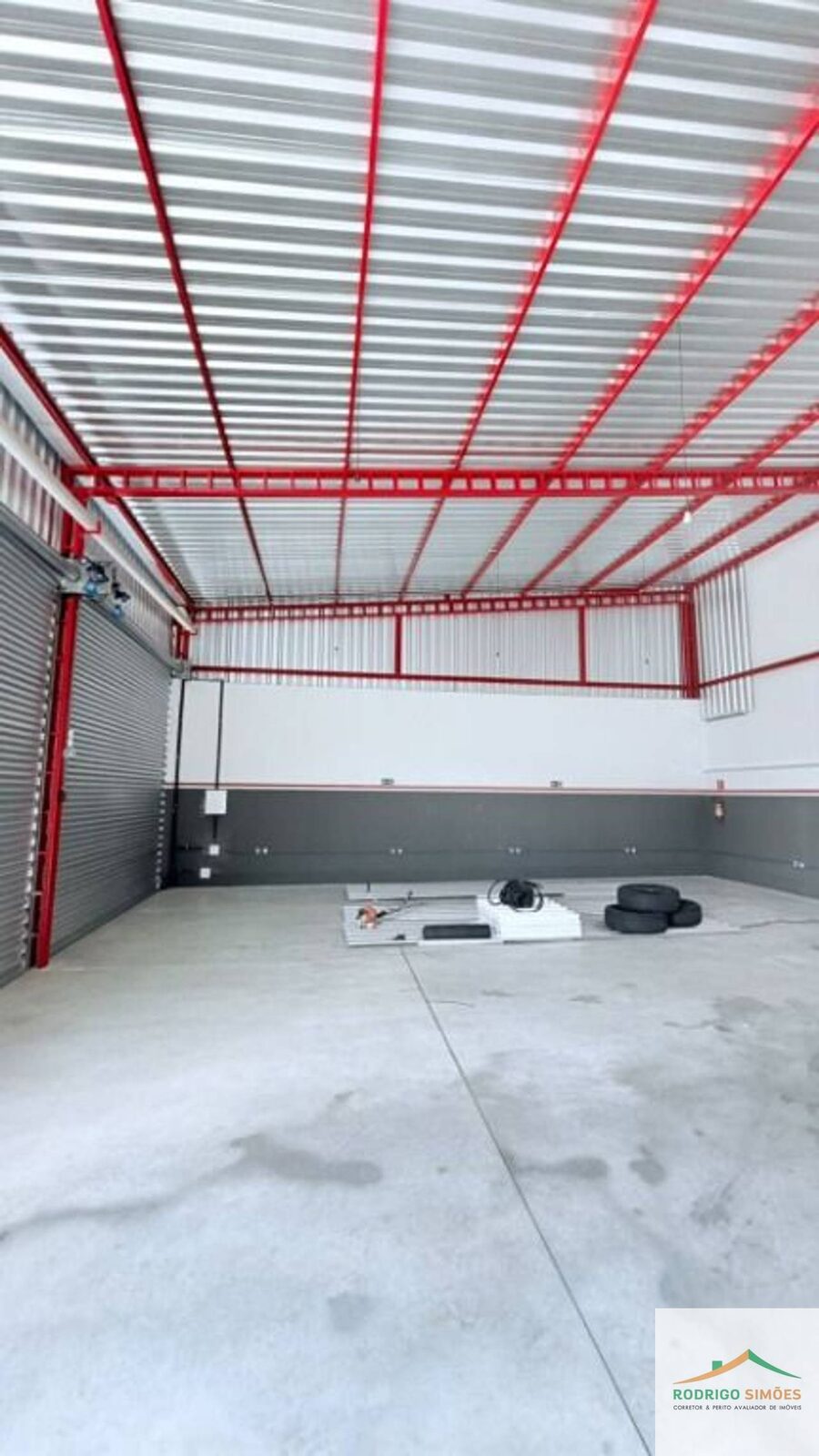 Foto 2 de Galpão de 260 m² com mezanino, escritório e 4 vagas, Avenida