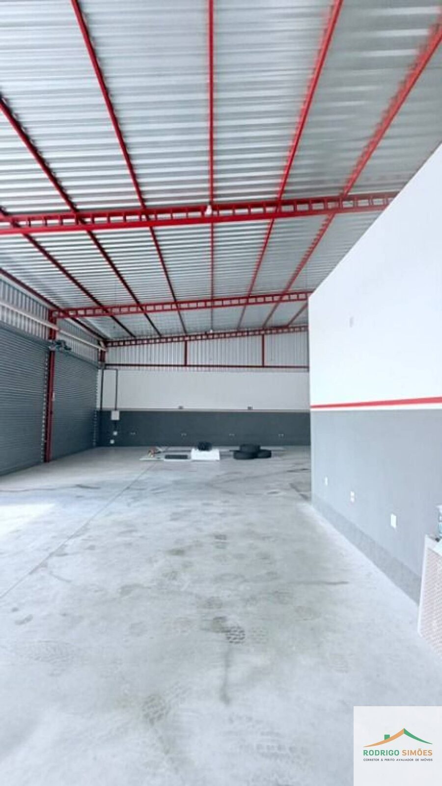 Foto 3 de Galpão de 260 m² com mezanino, escritório e 4 vagas, Avenida