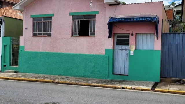 Imóvel com três casas em Santo Antônio