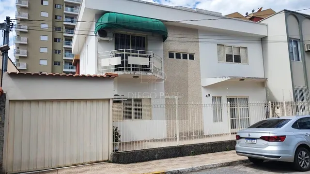 Casa de 4 quartos em Morro Chic, 308 m²