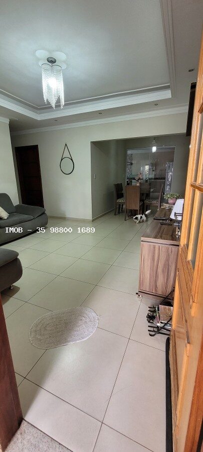Foto 2 de Casa de 3 quartos em Avenida, lote de 246 m²