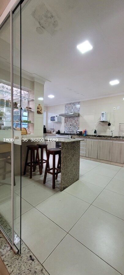 Foto 3 de Casa de 3 quartos em Avenida, lote de 246 m²