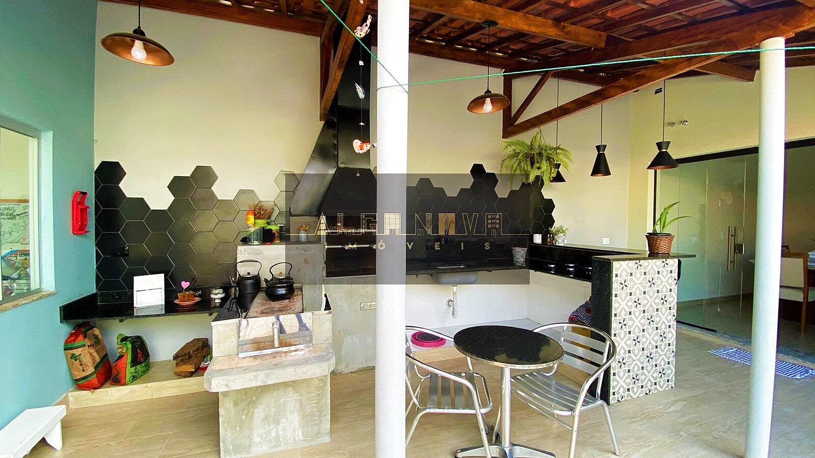 Casa de dois pisos com área gourmet na Medicina
