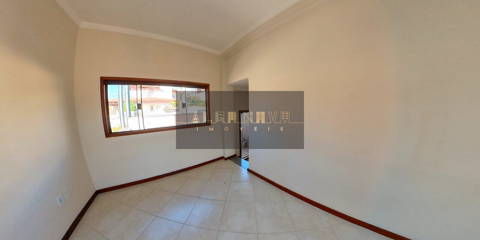Foto 2 de Casa com terreno de 200 m² no Pinheirinho