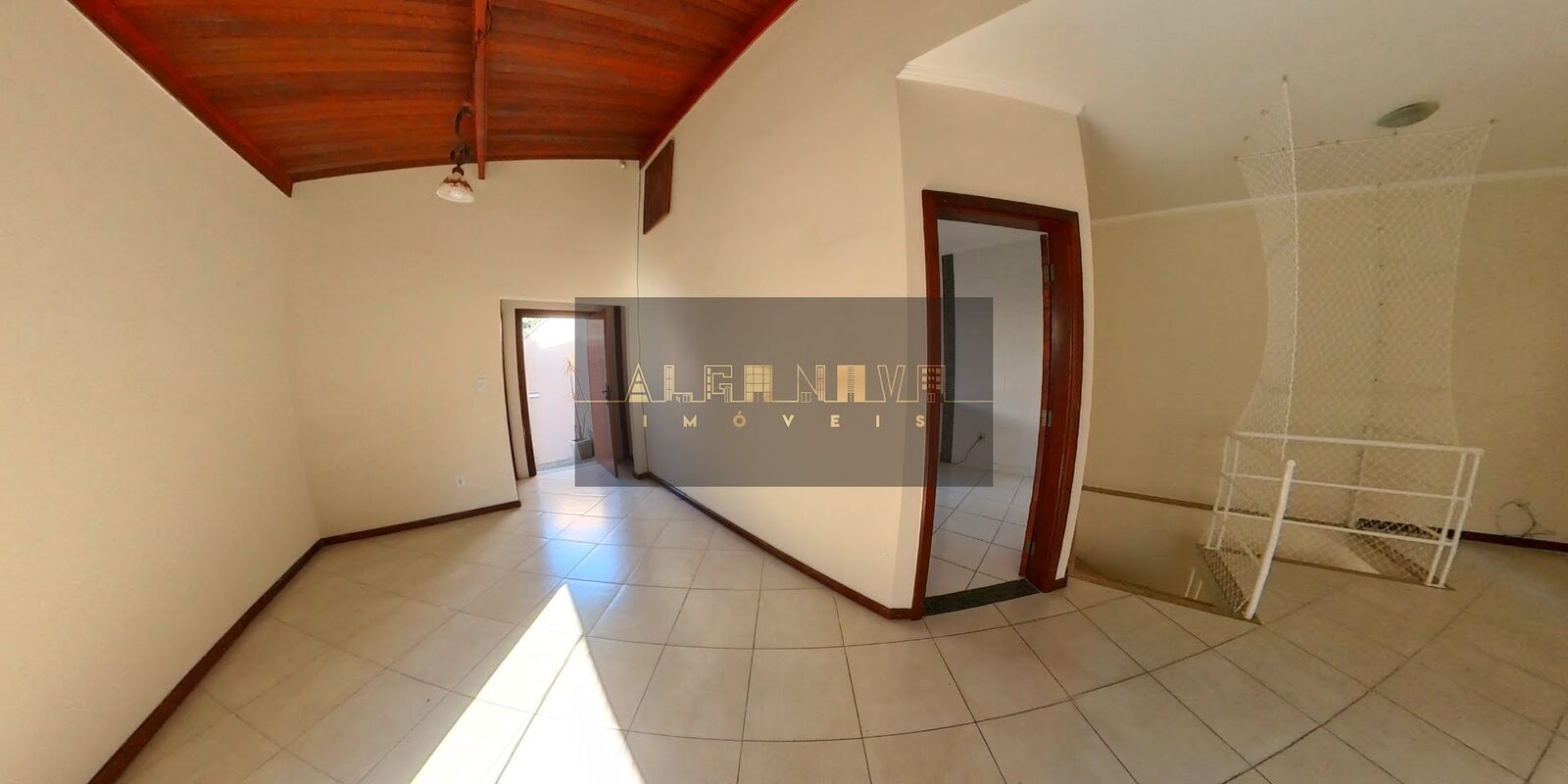 Foto 3 de Casa com terreno de 200 m² no Pinheirinho