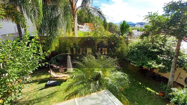 Casa com jardim no Pinheirinho