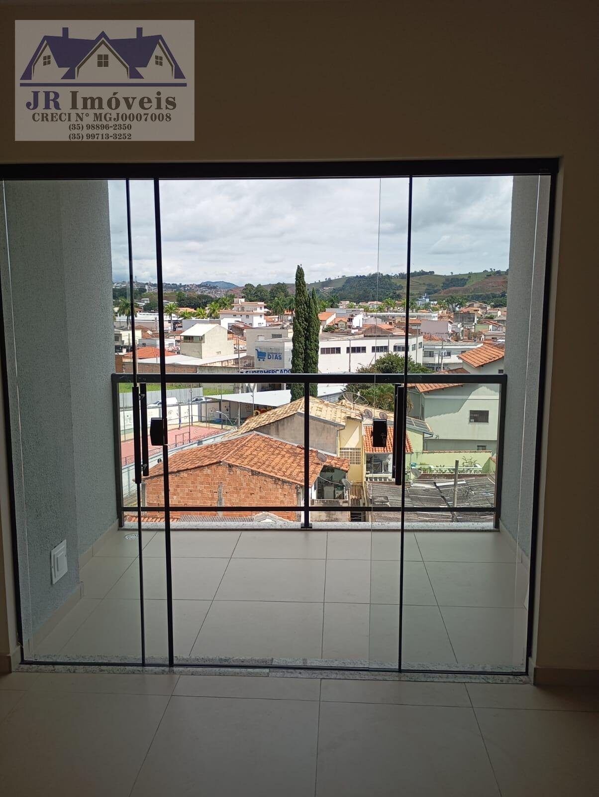Foto 3 de Apartamento de 2 quartos no Morro Chic