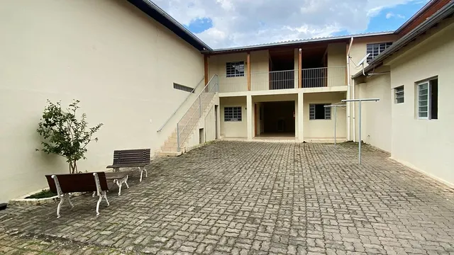Kitnet em conjunto residencial com pátio, Avenida