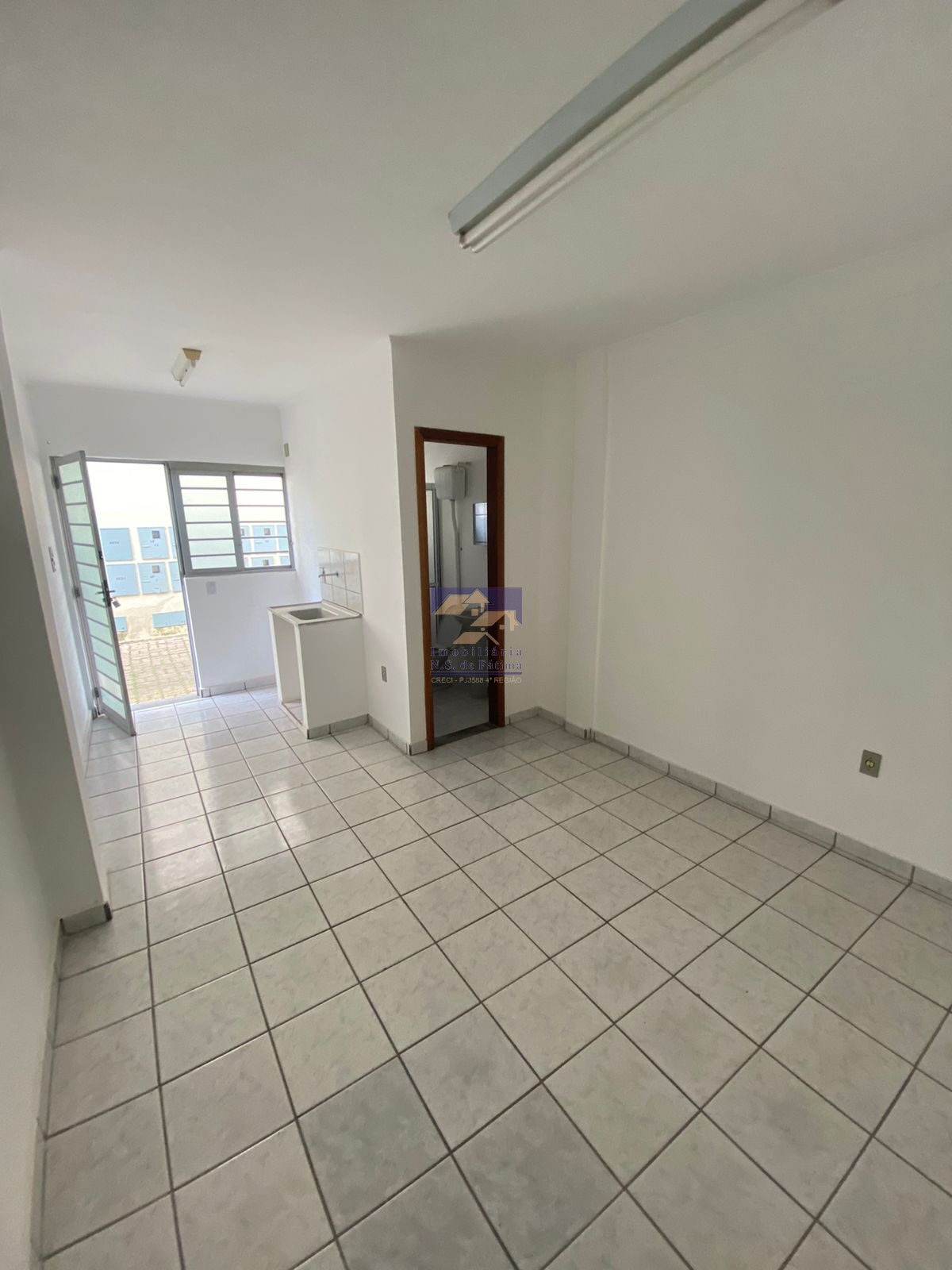 Foto 3 de Kitnet em conjunto residencial com pátio, Avenida