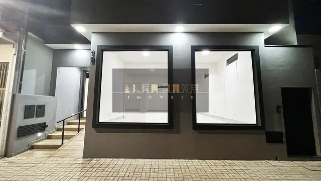 Loja com vitrines e porta de enrolar, Centro