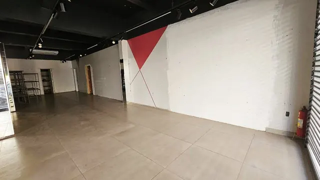 Foto 1 de Loja de 55 m² com depósito e lavabo para alugar na Rua Nova, Centro