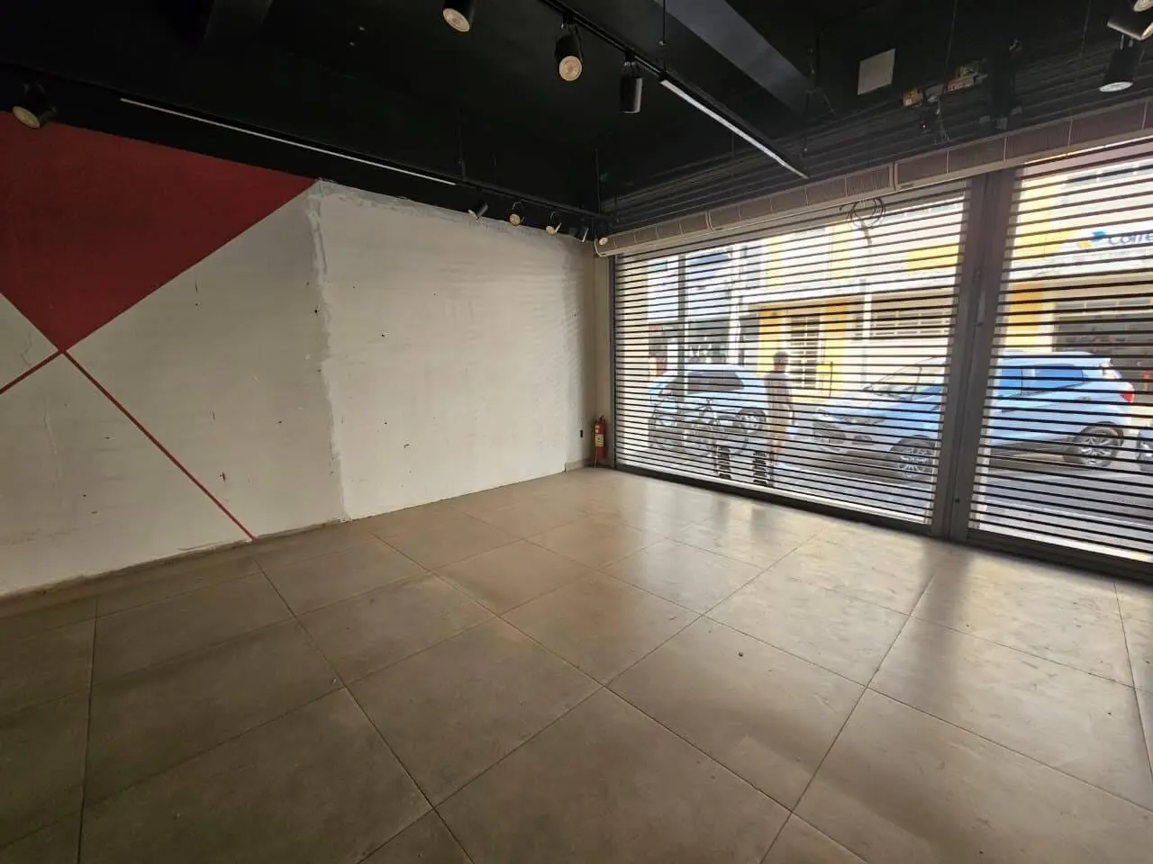 Foto 2 de Loja de 55 m² com depósito e lavabo para alugar na Rua Nova, Centro