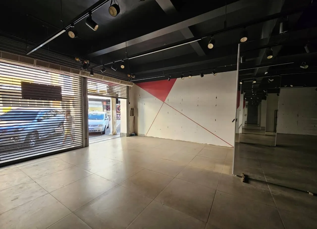 Foto 3 de Loja de 55 m² com depósito e lavabo para alugar na Rua Nova, Centro