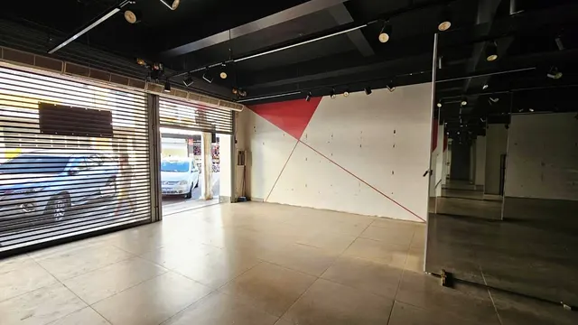 Loja de 55 m² com porcelanato, depósito e cozinha para alugar, Centro