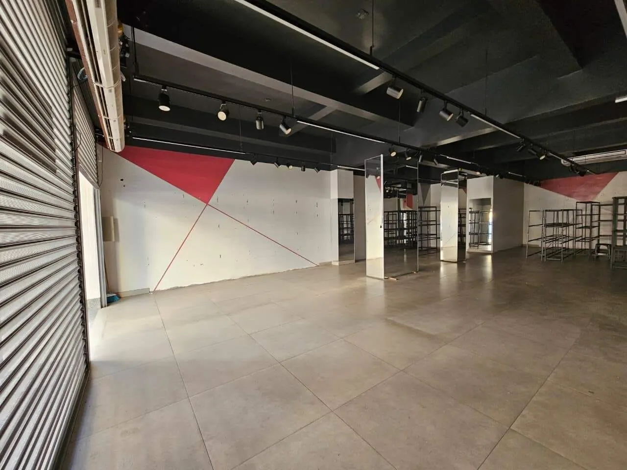 Foto 2 de Loja de 55 m² com porcelanato, depósito e cozinha para alugar, Centro