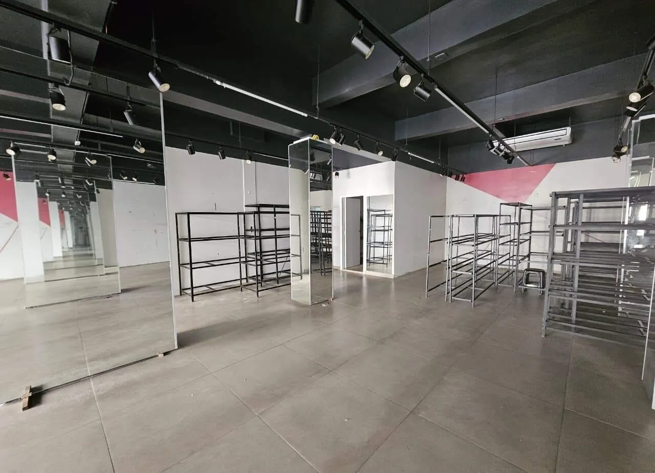 Foto 3 de Loja de 55 m² com porcelanato, depósito e cozinha para alugar, Centro