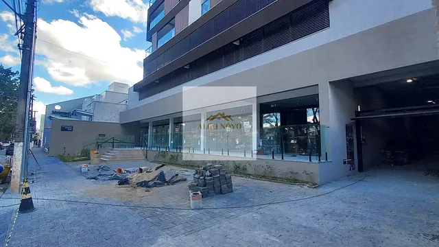 Loja em prédio novo com fachada de vidro, Av. Benedito Pereira Santos, Centro