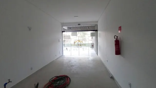 Loja com frente de vidro em prédio novo, Av. Benedito Pereira Santos, Centro