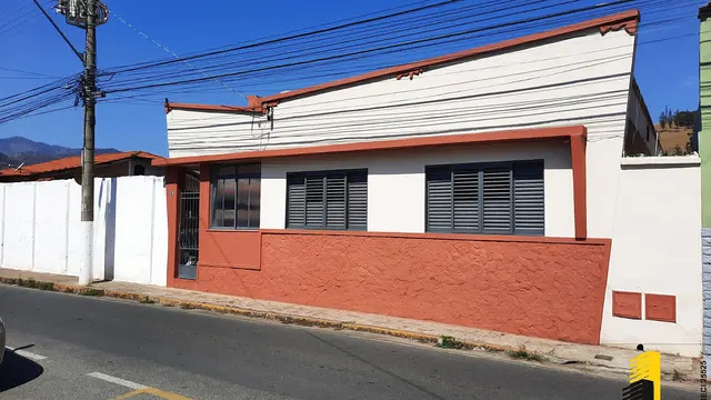 Lote plano de 629 m² com casa de 4 quartos e 2 edículas, Varginha