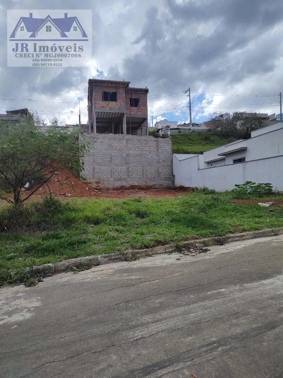 Foto 4 de Lote plano de 11 x 25 m com muro de arrimo, Colina Verde