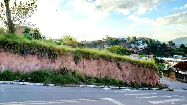 Foto 1 de Lote de 228 m² em rua pavimentada, Colina Verde