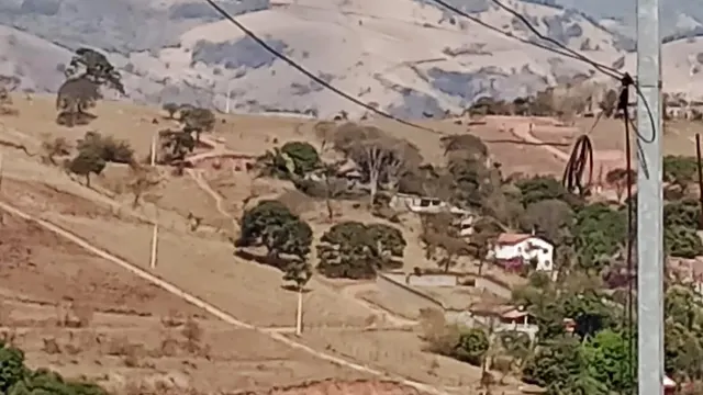Foto 1 de Lote de 245 m² com platô e vista panorâmica, Jardim das Colinas