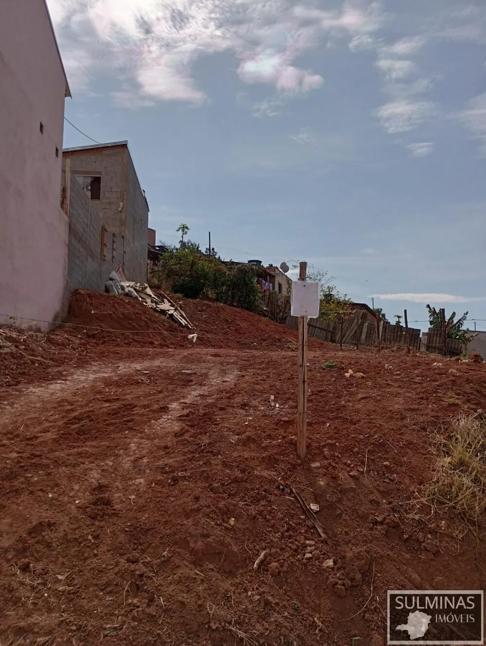 Foto 2 de Lote de 245 m² com platô e vista panorâmica, Jardim das Colinas