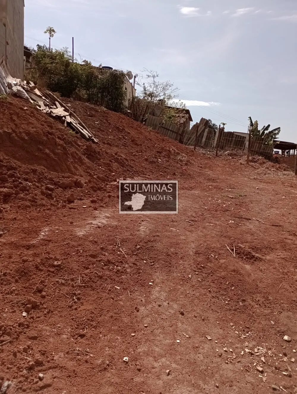 Foto 3 de Lote de 245 m² com platô e vista panorâmica, Jardim das Colinas