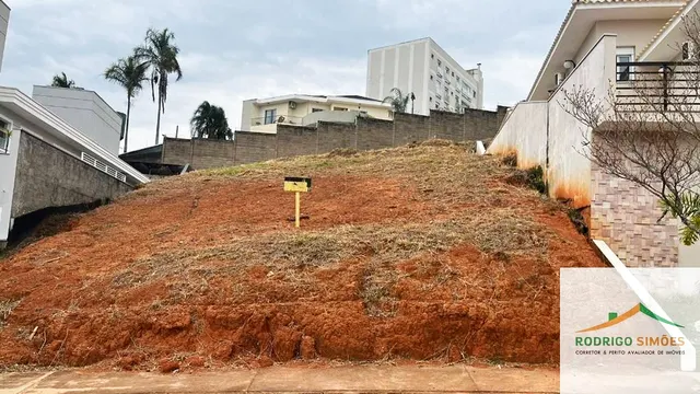 Lote de 670 m² com vista em condomínio fechado, Pinheirinho