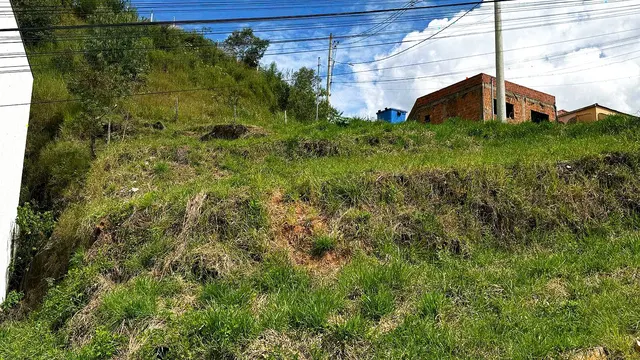 Foto 1 de Lote de esquina com 550 m² em rua calçada, Vale das Hortênsias