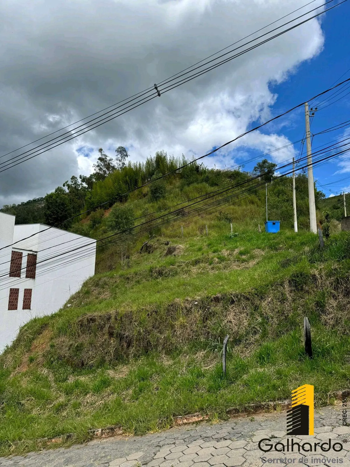 Foto 2 de Lote de esquina com 550 m² em rua calçada, Vale das Hortênsias