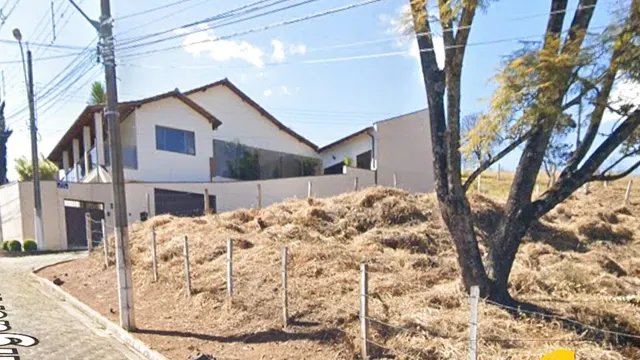 Lote de esquina com 561 m² em rua asfaltada, Jardim América