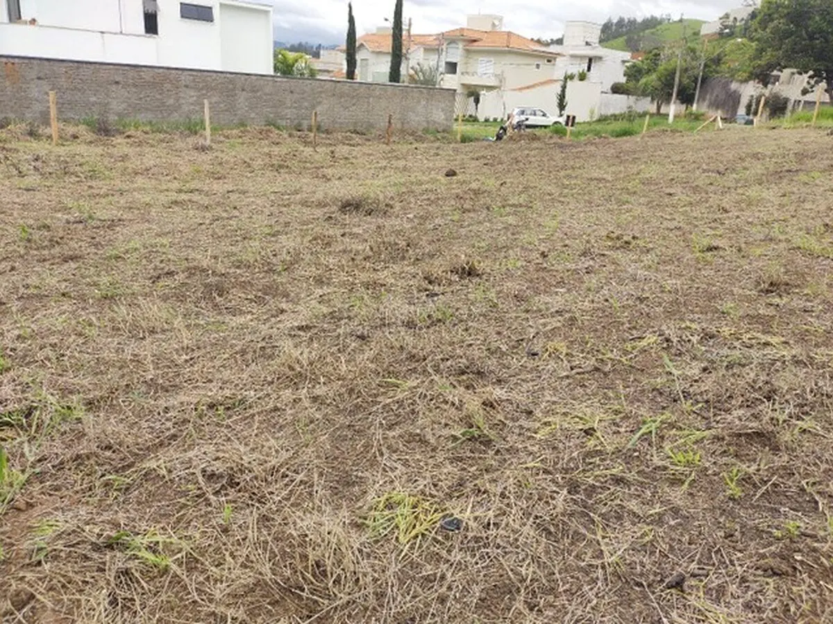 Foto 2 de Lote plano de 810 m² em rua residencial, Pinheirinho