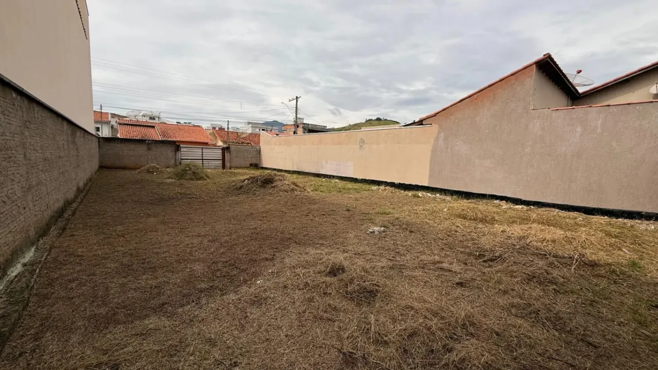 Foto 2 de Lote plano de 300 m² todo murado, Estiva