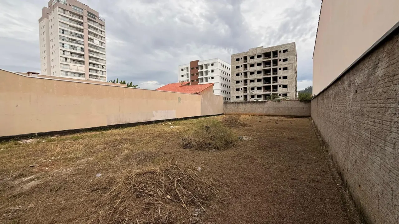 Foto 3 de Lote plano de 300 m² todo murado, Estiva