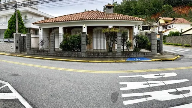 Foto 1 de Casa com salas amplas no Centro