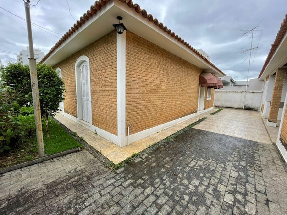 Foto 6 de Casa com salas amplas no Centro