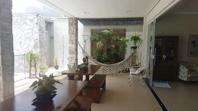 Casa com piscina no Pinheirinho