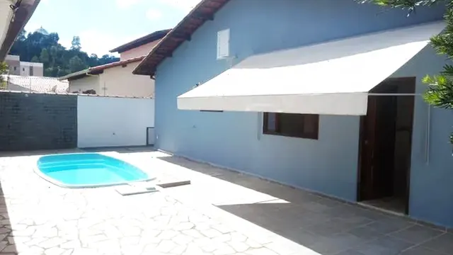 Casa com piscina próxima à Unifei