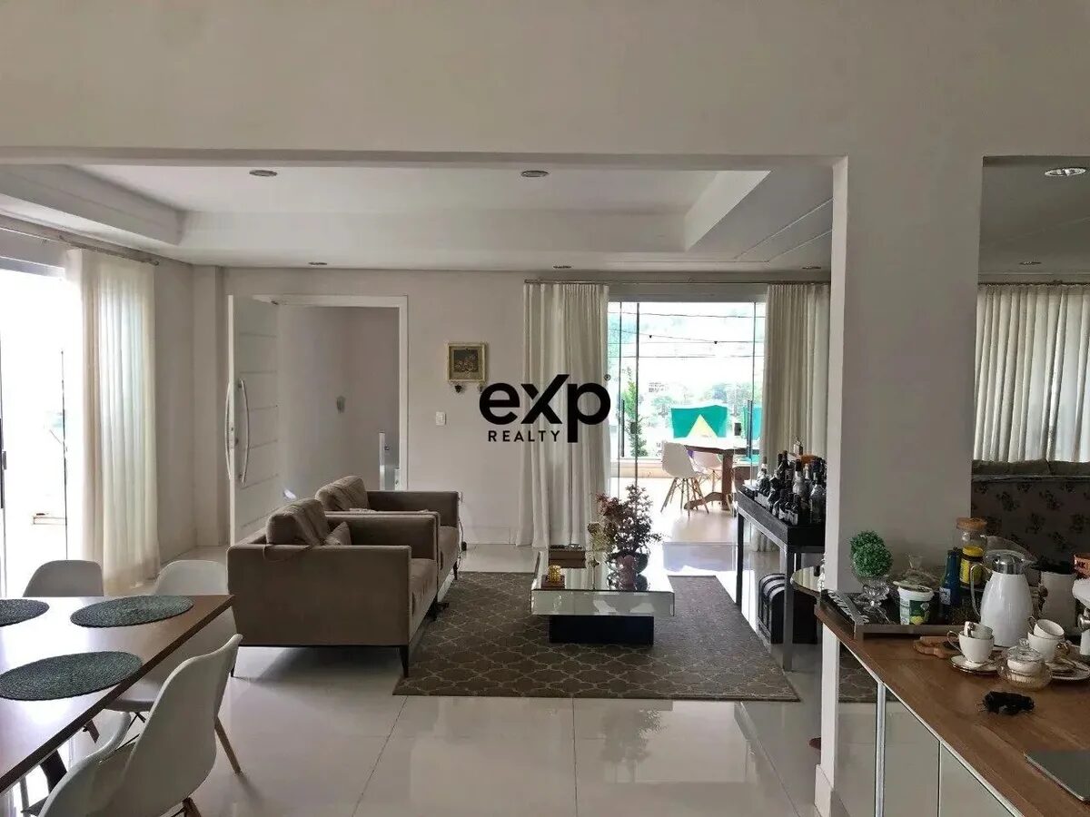Foto 3 de Casa de 4 suítes no Pinheirinho