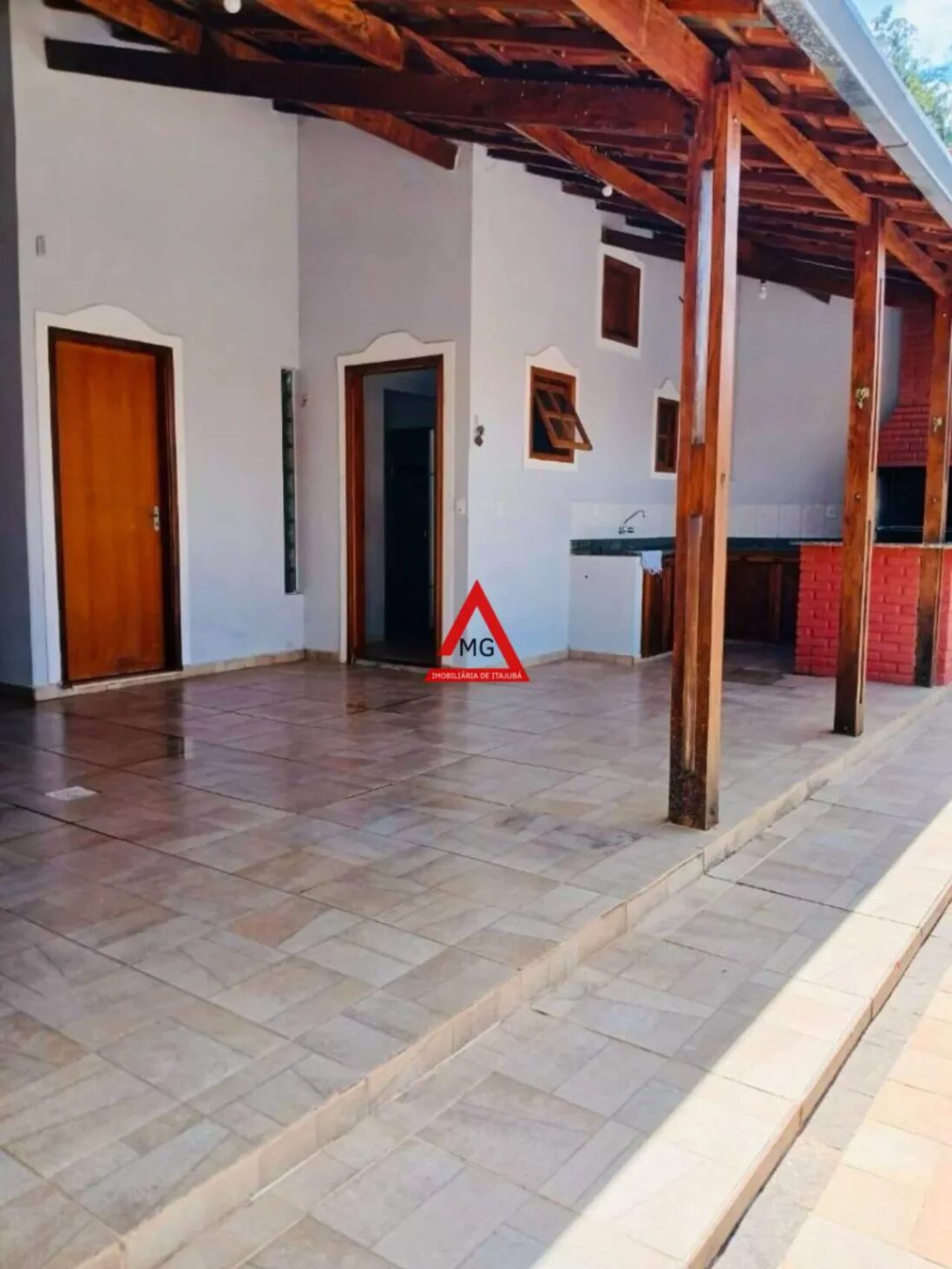 Foto 2 de Casa de 312 m² em ÓTIMA CASA A VENDA COM PISCINA