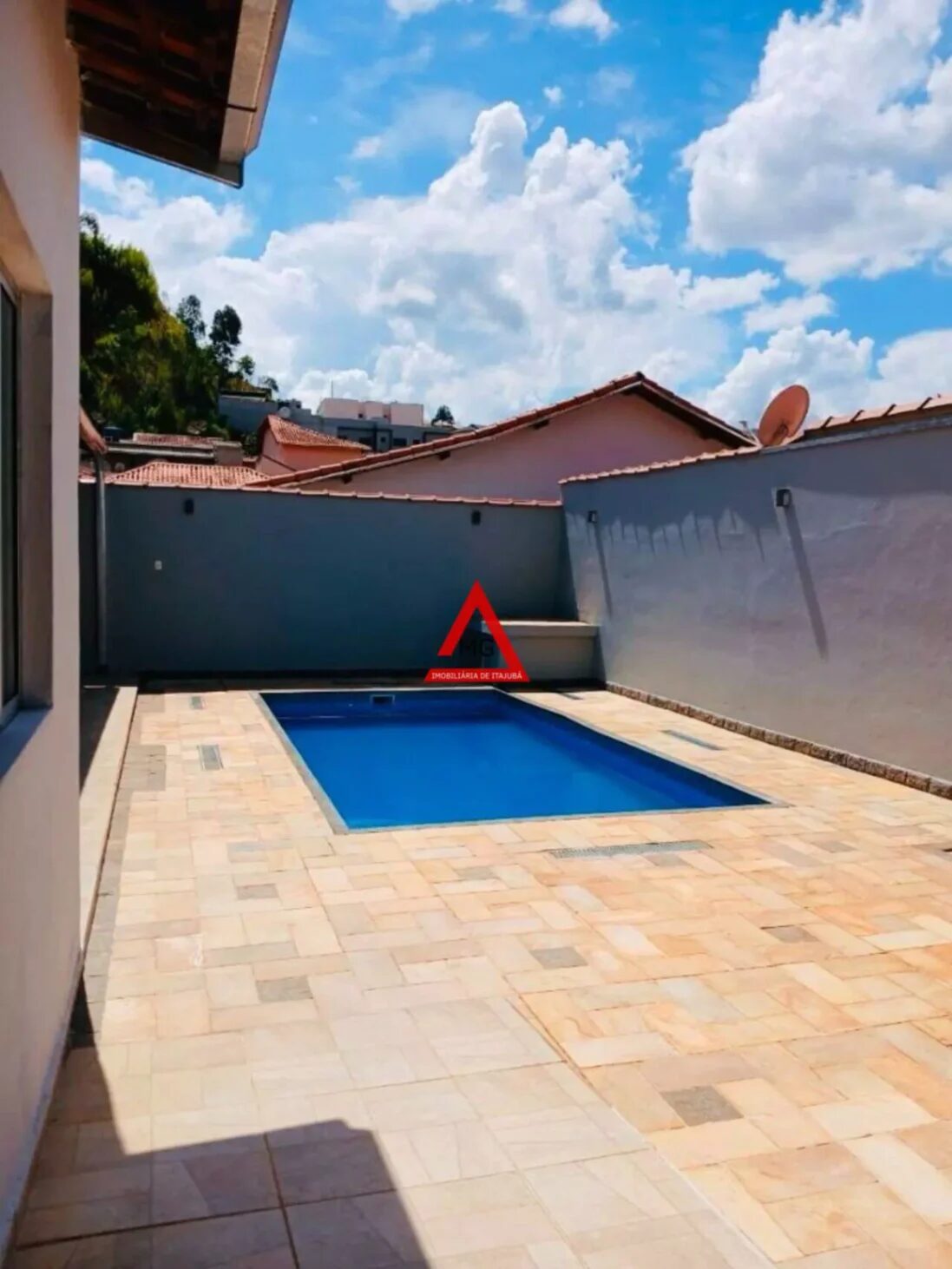 Foto 3 de Casa de 312 m² em ÓTIMA CASA A VENDA COM PISCINA