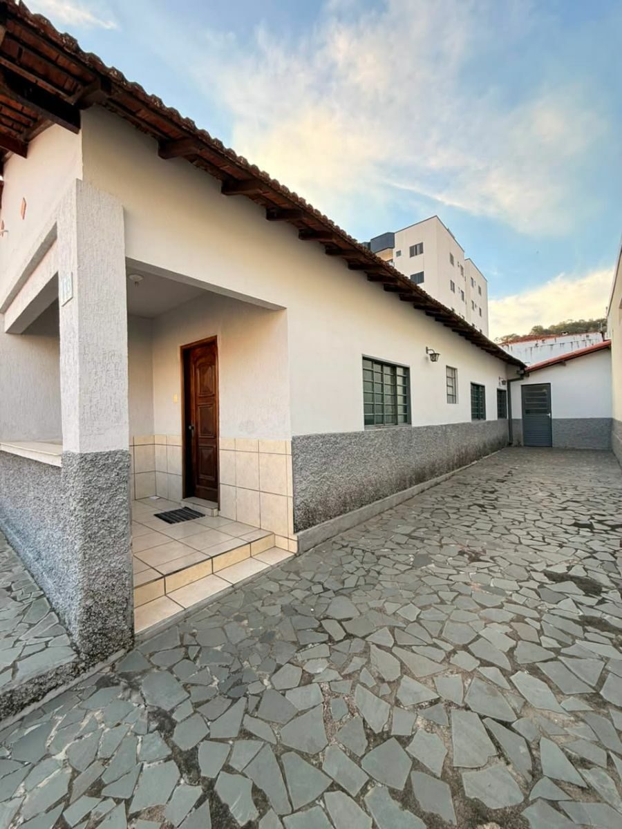 Foto 3 de Casa e edícula em terreno de 300 m² no Morro Chic