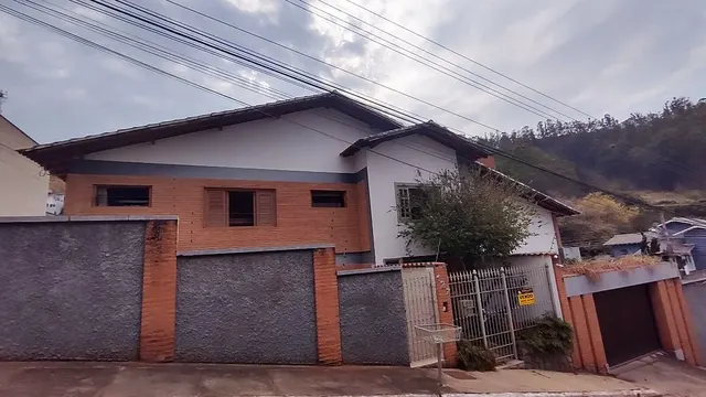 Casa com 3 suítes em terreno de 480 m² no Pinheirinho