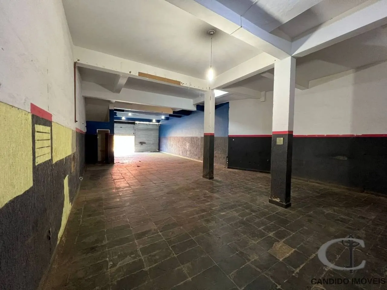 Foto 2 de Ponto comercial amplo com porta de enrolar e quintal, aceita permuta, São Vicente